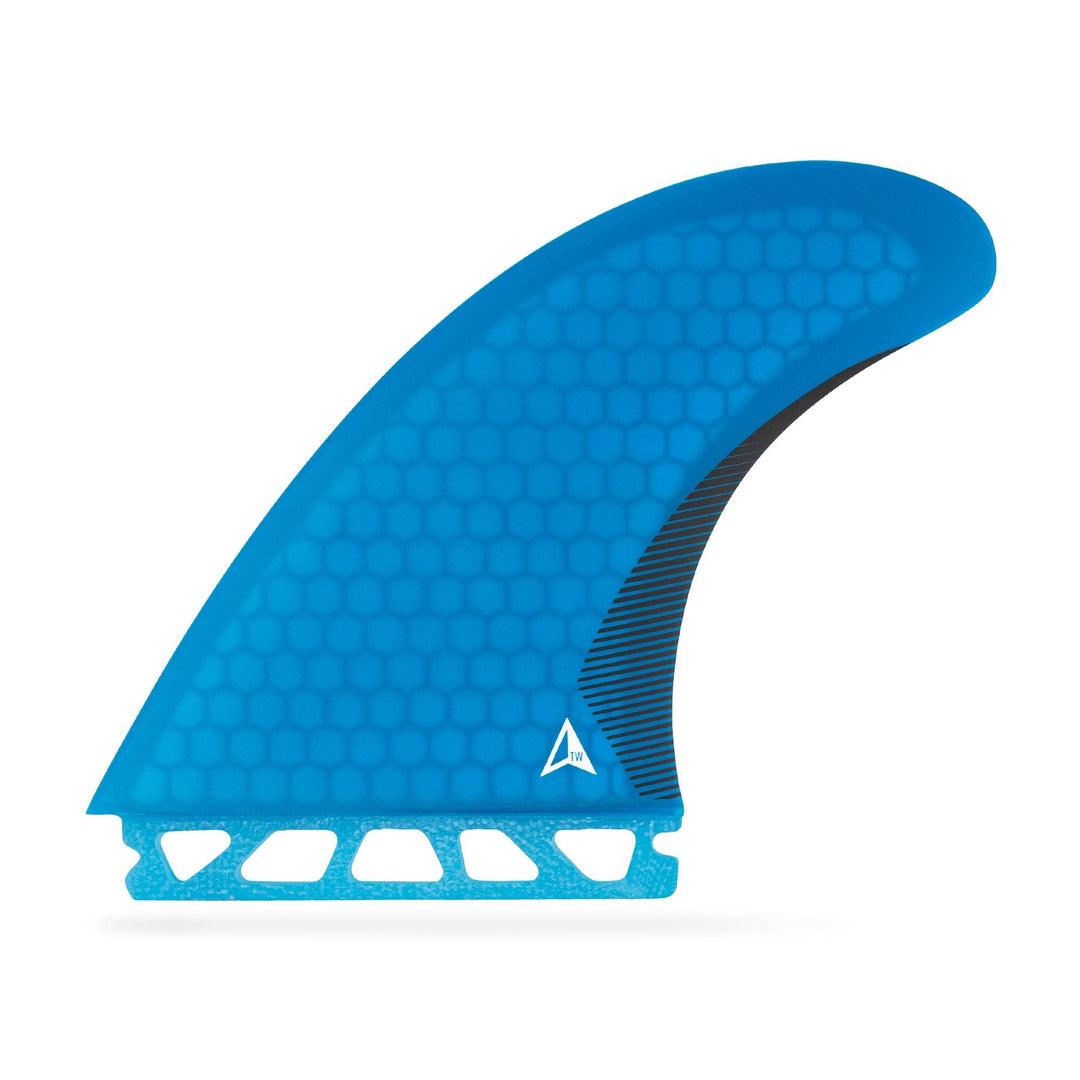 Ein ROAM Twin Fin Set Medium one tab von Roam, mit einer einzelnen blauen Wabenflosse mit einem kleinen weißen Logo in der Nähe der Basis und einer geschlitzten Futures Finbox Befestigung, auf einem schlichten weißen Hintergrund.