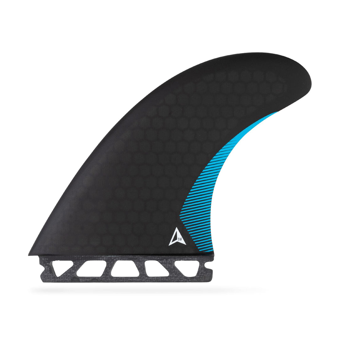 Das ROAM Twin Fin Set Medium one tab von Roam ist ein Paar schwarze Surfboard-Flossen mit einem wabenförmigen Sechseckmuster, blauen Diagonalstreifen in der Nähe der Basis und ausgeschnittenen Laschen für die Futures Finbox, abgebildet auf weißem Hintergrund.