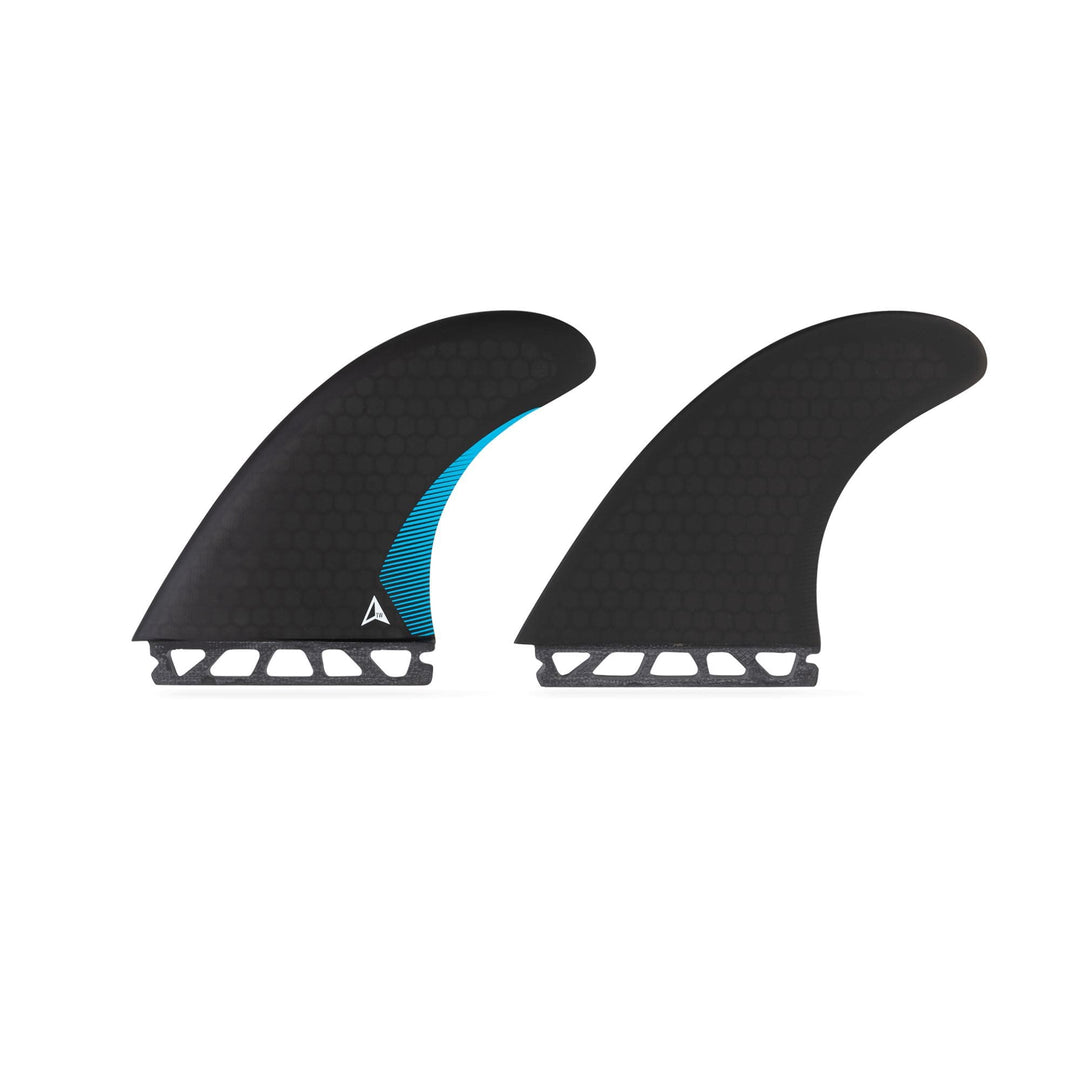 Das ROAM Twin Fin Set Medium one tab von Roam enthält zwei schwarze Wabenflossen mit geschlitzten Böden für die Futures Finbox. Eine Flosse hat einen auffälligen blauen Seitenstreifen. Beide sind vor einem weißen Hintergrund abgebildet.