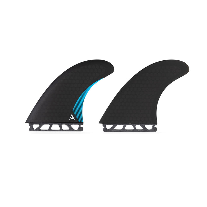 Das ROAM Twin Fin Set Medium one tab von Roam enthält zwei schwarze Wabenflossen mit geschlitzten Böden für die Futures Finbox. Eine Flosse hat einen auffälligen blauen Seitenstreifen. Beide sind vor einem weißen Hintergrund abgebildet.