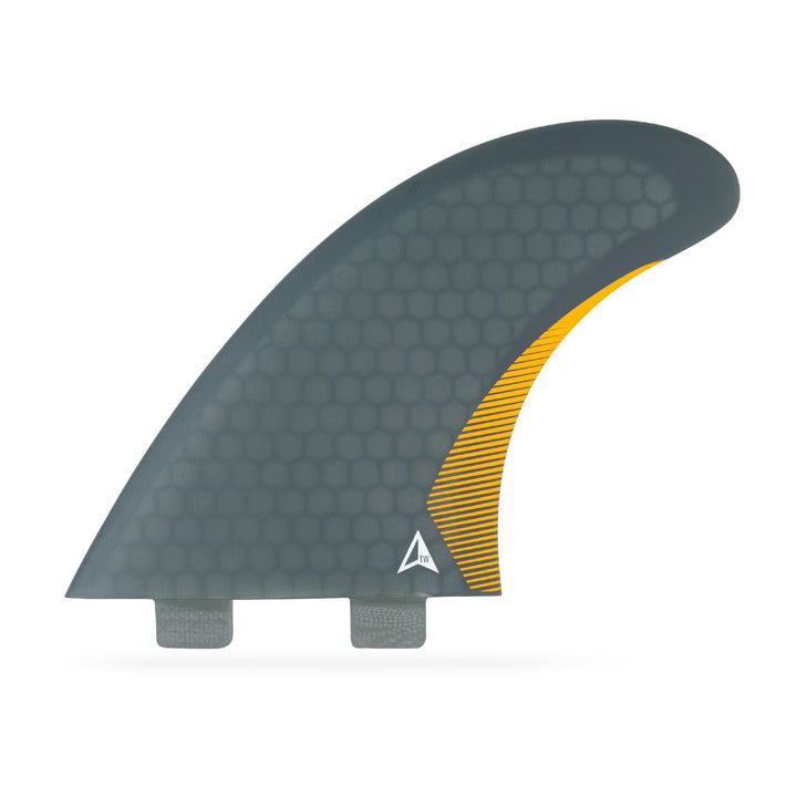 Ein mittelgroßes ROAM Twin Fin Set von Roam, mit zwei Laschen für FCS Flossenkästen. Jede graue Flosse hat einen gelben Akzent und ein kleines dreieckiges Logo an der Basis, entworfen für sicheren Sitz und Stil.