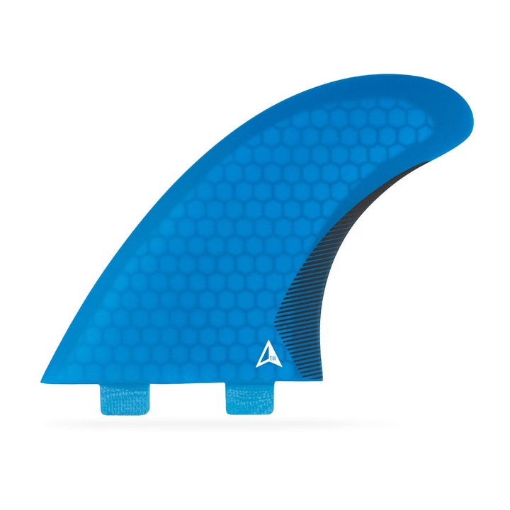 Eine einzelne blaue ROAM Twin Fin Set Medium Flosse mit zwei Befestigungslaschen für FCS Finbox, dargestellt auf weißem Hintergrund. Ein kleines weißes Roam-Logo sitzt in der Nähe der Unterseite und hebt diese hochwertige Waben-Zwillingsflosse hervor.