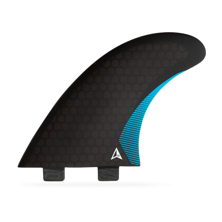 Das Roam Twin Fin Set Medium besteht aus zwei schwarzen Wabenflossen mit blauen Akzenten und einem kleinen dreieckigen Logo in der Nähe der Basis, das für FCS Flossenkasten-Systeme entwickelt wurde. Jede Flosse hat zwei Laschen zur Befestigung und ist auf einem weißen Hintergrund abgebildet.