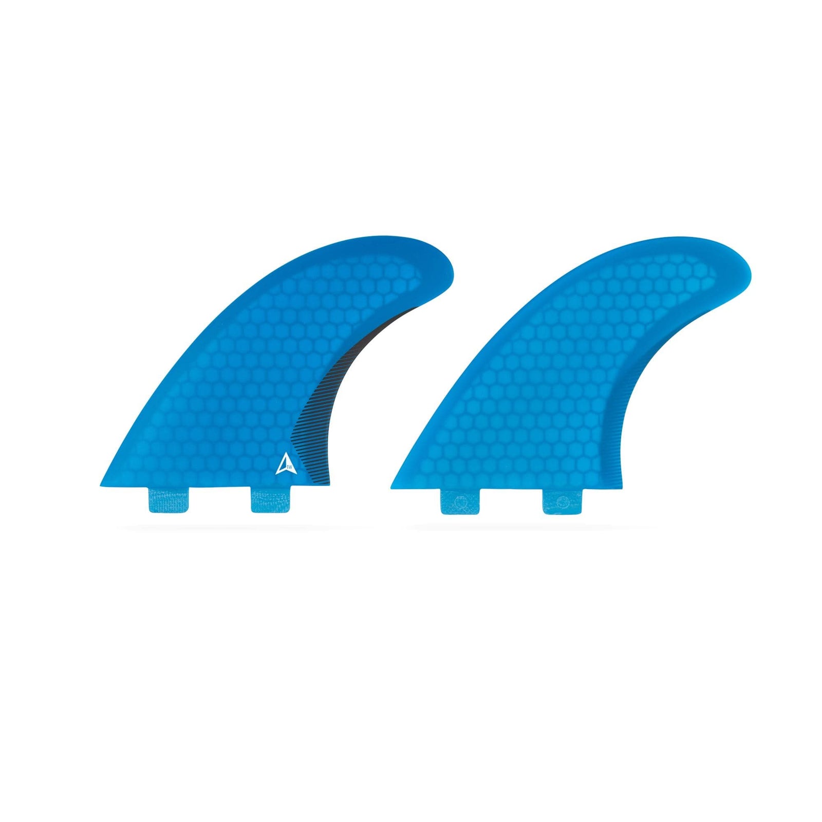 Das Roam Twin Fin Set Medium two tab, bestehend aus zwei blauen Flossen mit Wabenmuster und doppeltem Flossenboden, ist nebeneinander auf weißem Hintergrund abgebildet. Diese stylischen Flossen von Roam sind kompatibel mit FCS Finbox Systemen.