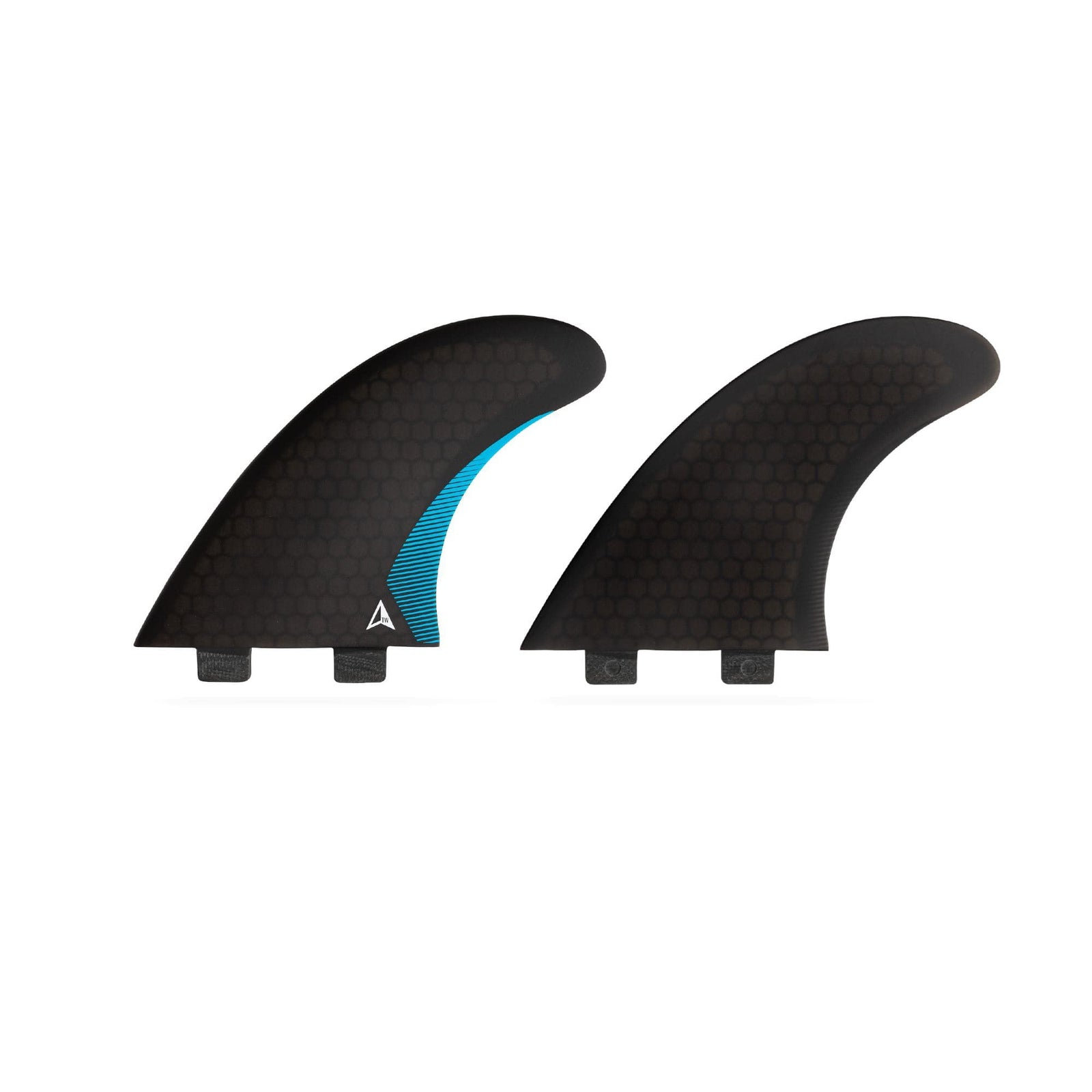 Das Roam Twin Fin Set Medium two tab enthält zwei schwarze Surfboard-Finnen mit Wabenmuster - eine davon mit einer blau akzentuierten Innenkante. Beide sind mit FCS-Finnenkasten-Systemen mit einer Zwei-Laschen-Basis kompatibel.