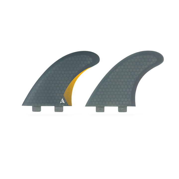 Das ROAM Twin Fin Set Medium von Roam besteht aus grauen, wabenförmigen Surfboard-Flossen - eine mit einem gelben Akzent in der Nähe der Basis. Beide haben doppelte Registerkarten für FCS Finnenkasten Kompatibilität und sind gegen einen einfachen weißen Hintergrund gezeigt.