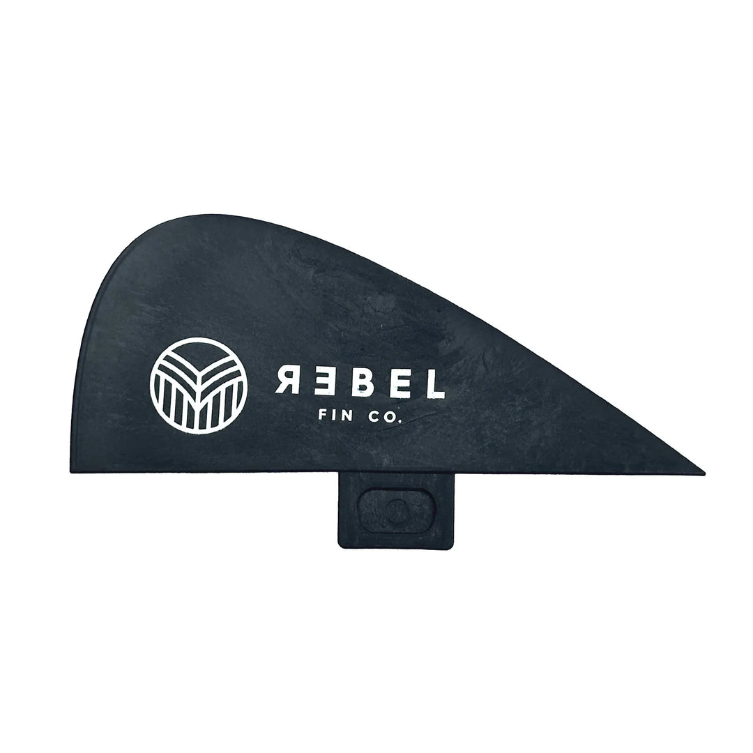 Die Surfari x Rebel Fin - Knupster Finne Carbon ist eine schwarze Surfboard-Finne von Rebel Fin mit dem Schriftzug "REBEL FIN CO." und einem weißen, runden Logo. Sie ist aus recycelten Materialien hergestellt und hat eine untere Lasche zur einfachen Befestigung - ideal für River-Wave-Sessions.