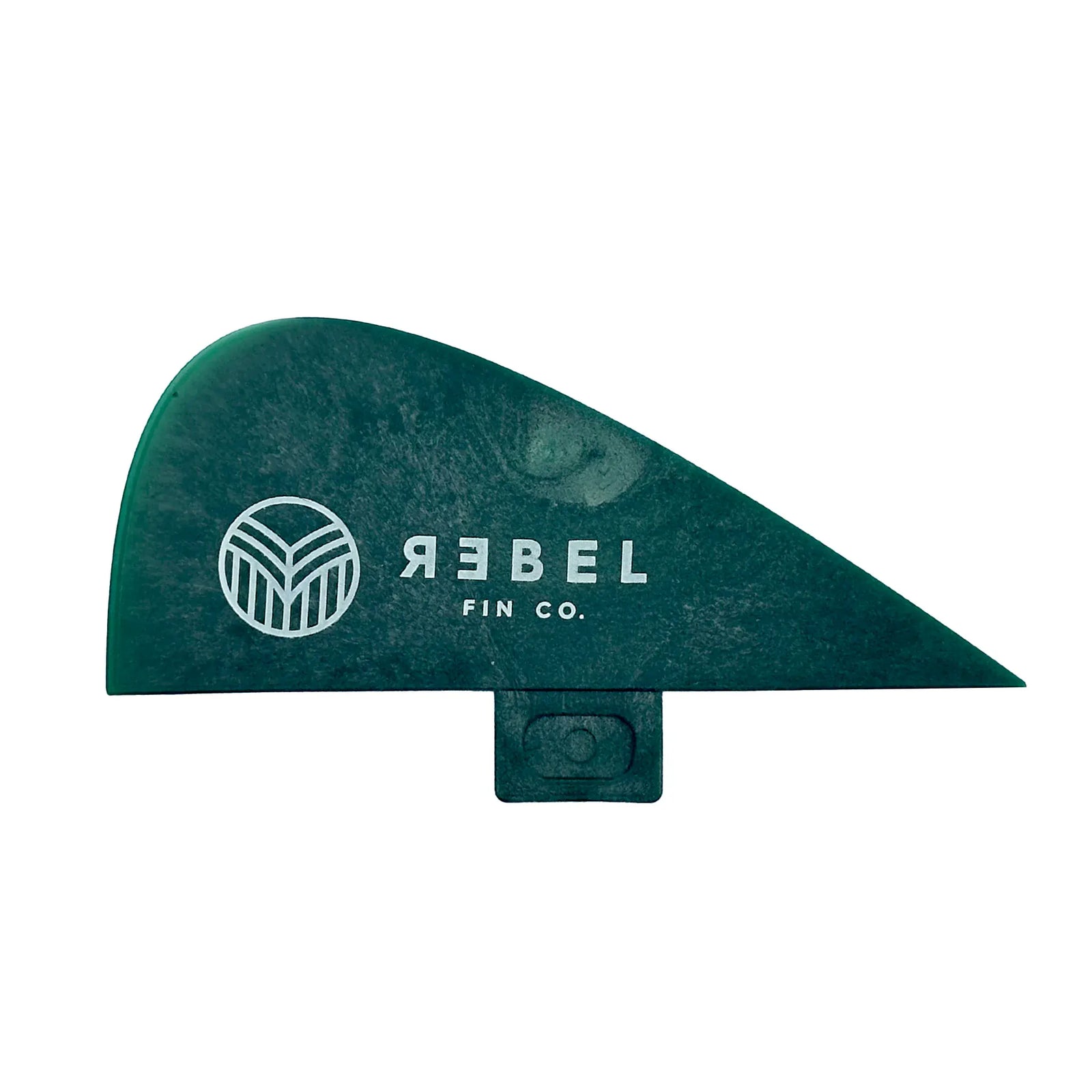 Eine grüne Surfari x Rebel Fin - Knupster Finne aus recycelten Fischernetzen von Rebel Fin, mit dem runden und dem REBEL FIN CO. Logo in weiß. Die rechteckige Basis passt zum FCS Fin System. Weißer Hintergrund.