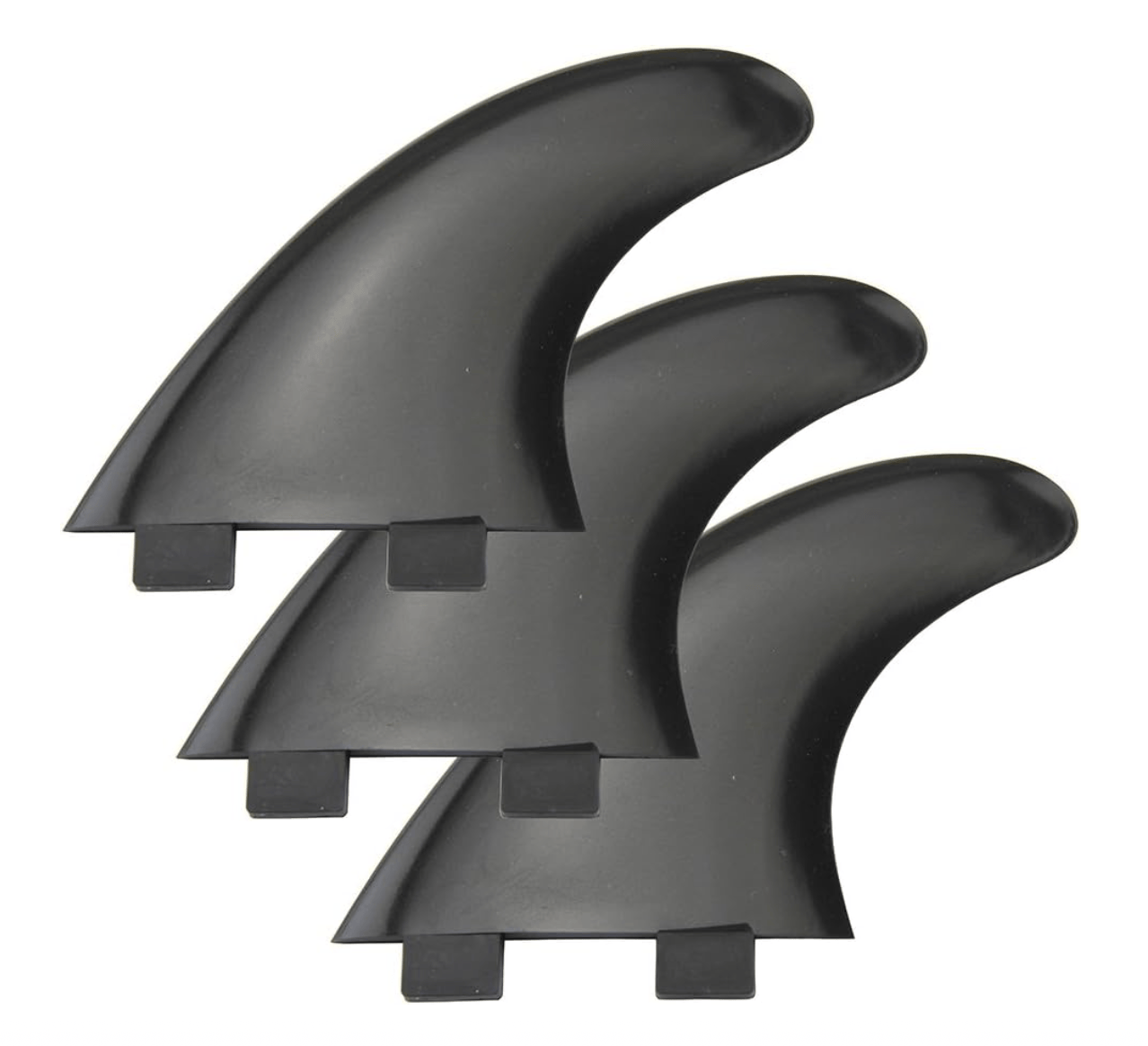 Drei identische schwarze Surfboard Finnen - Thruster Set S FCSI von Rapid Surf Shop sind versetzt gestapelt, jeweils mit zwei rechteckigen Laschen zur Befestigung - geschmeidiges, leicht gewölbtes, ideales Surferzubehör für jede Leinewelle.