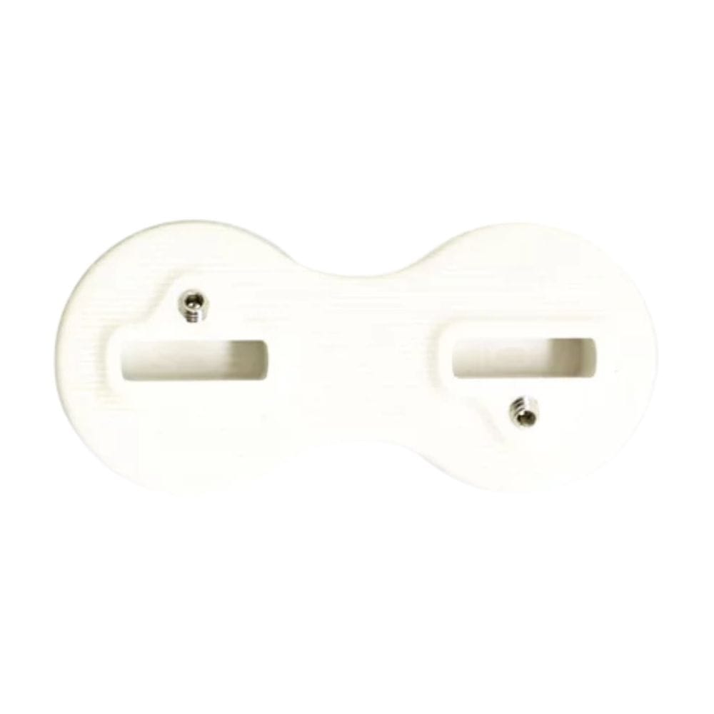 Die FCS Ersatz Finbox Einzeln - FCS 1 Fusion 0° ist eine weiße, ovale Kunststoff-Finbox-Halterung mit zwei horizontalen Schlitzen und zwei Schrauben, abgebildet auf einem schlichten weißen Hintergrund.