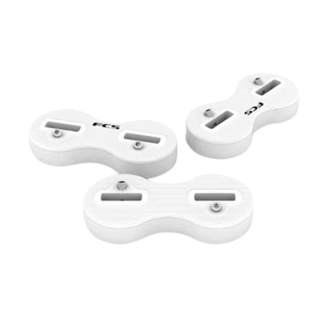 Drei weiße FCS Ersatz Finbox Set - FCS 1 Fusion doppelt geschlitzte Surfboard Fin Plugs sind auf einem einfarbigen Hintergrund dargestellt. Jeder Stecker verfügt über zwei parallele Schlitze und Metall Befestigungspunkte, ideal für Surfbrett Reparatur.