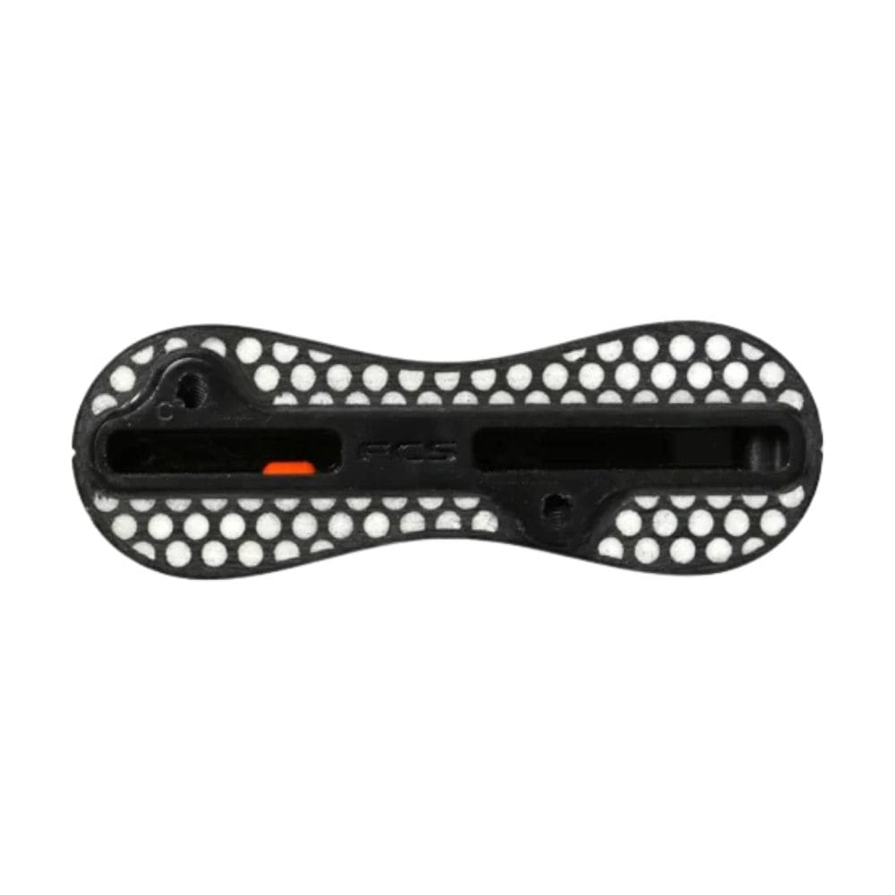 Ein schwarzer FCS 2 Tri Plug - Ersatz-Finnenkasten Set Surfboard-Finnensockel mit weißem Wabenmuster und orangefarbener Lasche, konzipiert für Boards mit FCS-System oder als Surfboard-Reparatur für diejenigen, die einen Ersatz-Finnenkasten benötigen.