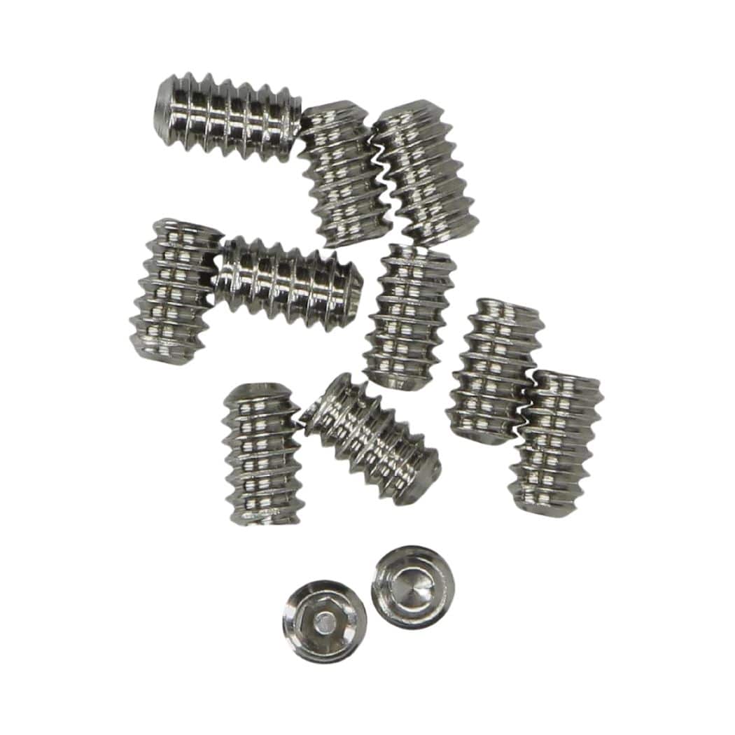 Zehn FCS Finnenschrauben/Madenschrauben und zwei passende Sechskantmuttern von FCS sind auf weißem Hintergrund abgebildet. Diese kurzen, zylindrischen Schrauben haben flache Enden mit Innensechskant, geeignet für die Verwendung mit FCS Finplugs oder dem FCS-System.