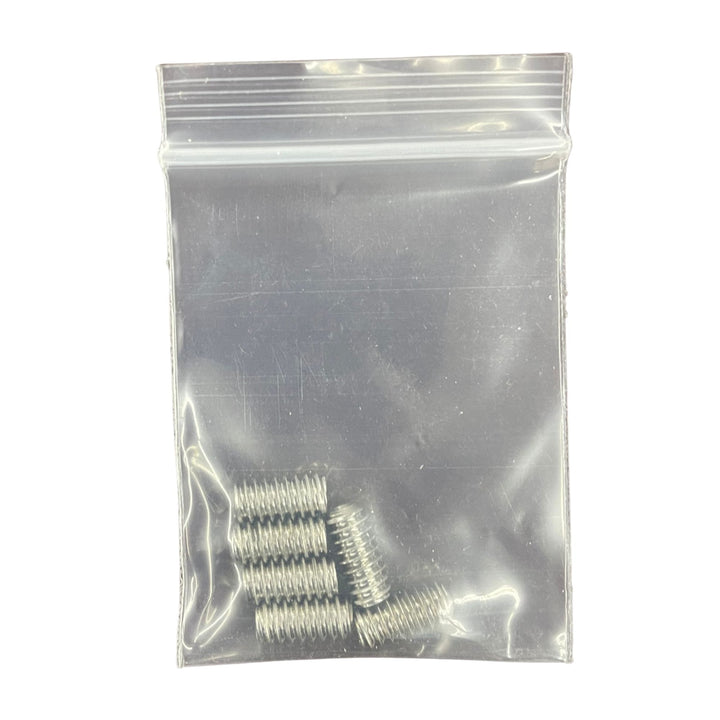 Das Finnenschrauben-Set (6 Stück) von Rapid Surf Shop enthält sechs silberne Metalleinsätze für FCS Finnenboxen, übersichtlich angeordnet in einem kleinen transparenten Ziplock-Beutel.