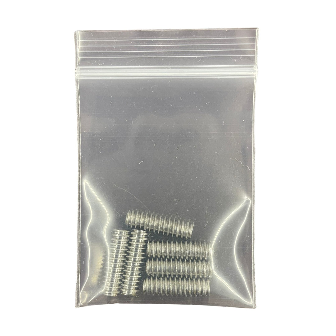 Ein kleiner durchsichtiger Ziplock-Beutel mit sechs Rapid Surf Shop Finnenschrauben-Set (6 Stück), ordentlich in zwei Reihen angeordnet. Perfekt für FCS Finnenboxen und Surfboard-Setups. Abgebildet auf einfarbig weißem Hintergrund.