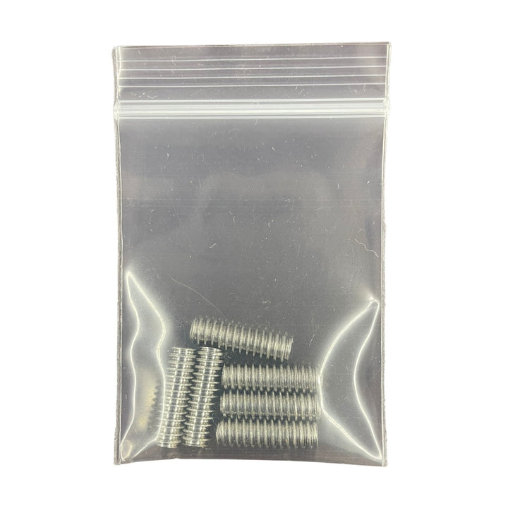 Ein kleiner durchsichtiger Ziplock-Beutel mit sechs Rapid Surf Shop Finnenschrauben-Set (6 Stück), ordentlich in zwei Reihen angeordnet. Perfekt für FCS Finnenboxen und Surfboard-Setups. Abgebildet auf einfarbig weißem Hintergrund.