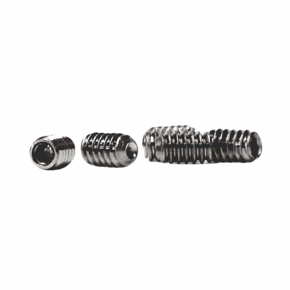 Sechs kleine metallische Finnenschrauben aus dem Rapid Surf Shop Finnenschrauben-Set sind in einer Reihe auf weißem Grund angeordnet. Diese Stellschrauben mit Innensechskant passen in FCS Finnenboxen und sind für das schnelle Surfen konzipiert.