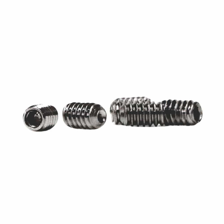 Sechs kleine metallische Finnenschrauben aus dem Rapid Surf Shop Finnenschrauben-Set sind in einer Reihe auf weißem Grund angeordnet. Diese Stellschrauben mit Innensechskant passen in FCS Finnenboxen und sind für das schnelle Surfen konzipiert.