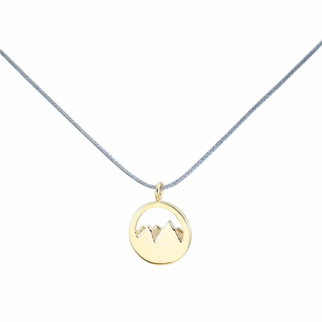Der Silver+Surf Silber Schmuck Berg 3D vergoldet Anhänger zeigt ein Gebirgsmotiv und hängt an einer dünnen grauen Kordelkette aus 925 Sterling Silber vor weißem Hintergrund.