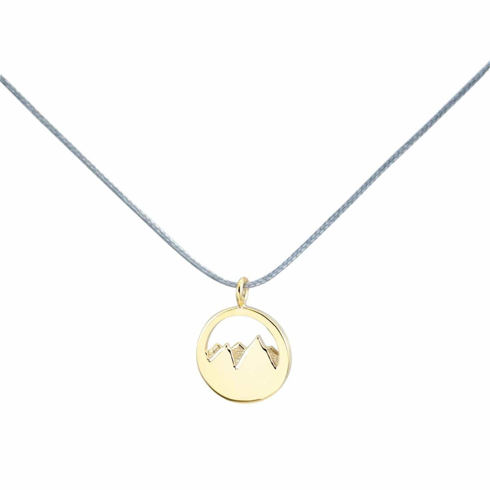 Der Silver+Surf Silber Schmuck Berg 3D vergoldet Anhänger zeigt ein Gebirgsmotiv und hängt an einer dünnen grauen Kordelkette aus 925 Sterling Silber vor weißem Hintergrund.