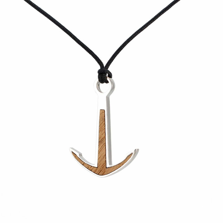 Das Silver+Surf Silber Schmuck BootAnker Wood Halsband besteht aus einer schwarzen Kordel und einem aus Metall und Holz gefertigten Ankeranhänger, der auf einem schlichten weißen Hintergrund abgebildet ist.