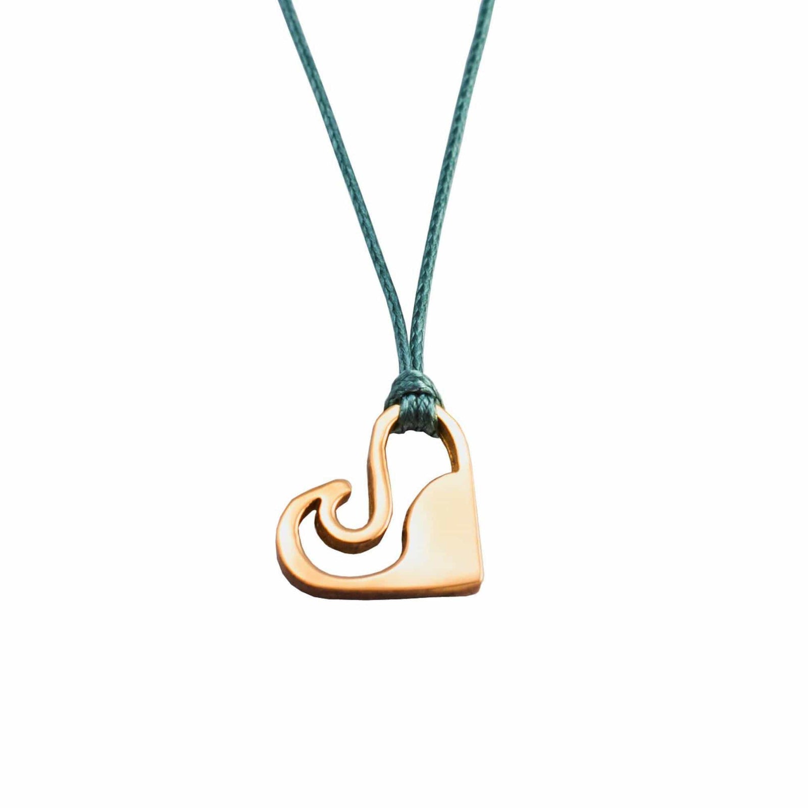 Der goldene Anhänger Silver+Surf Silber Schmuck Love Welle Wave zeigt ein abstraktes, goldfarbenes Wellendesign auf einer grünen Kordel, die oben geschlungen ist, vor einem schlichten weißen Hintergrund.