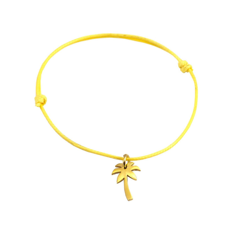 Das Silver+Surf Silber Schmuck Palme vergoldet Armband hat eine gelbe Kordel und einen kleinen vergoldeten Palmenanhänger auf weißem Hintergrund.