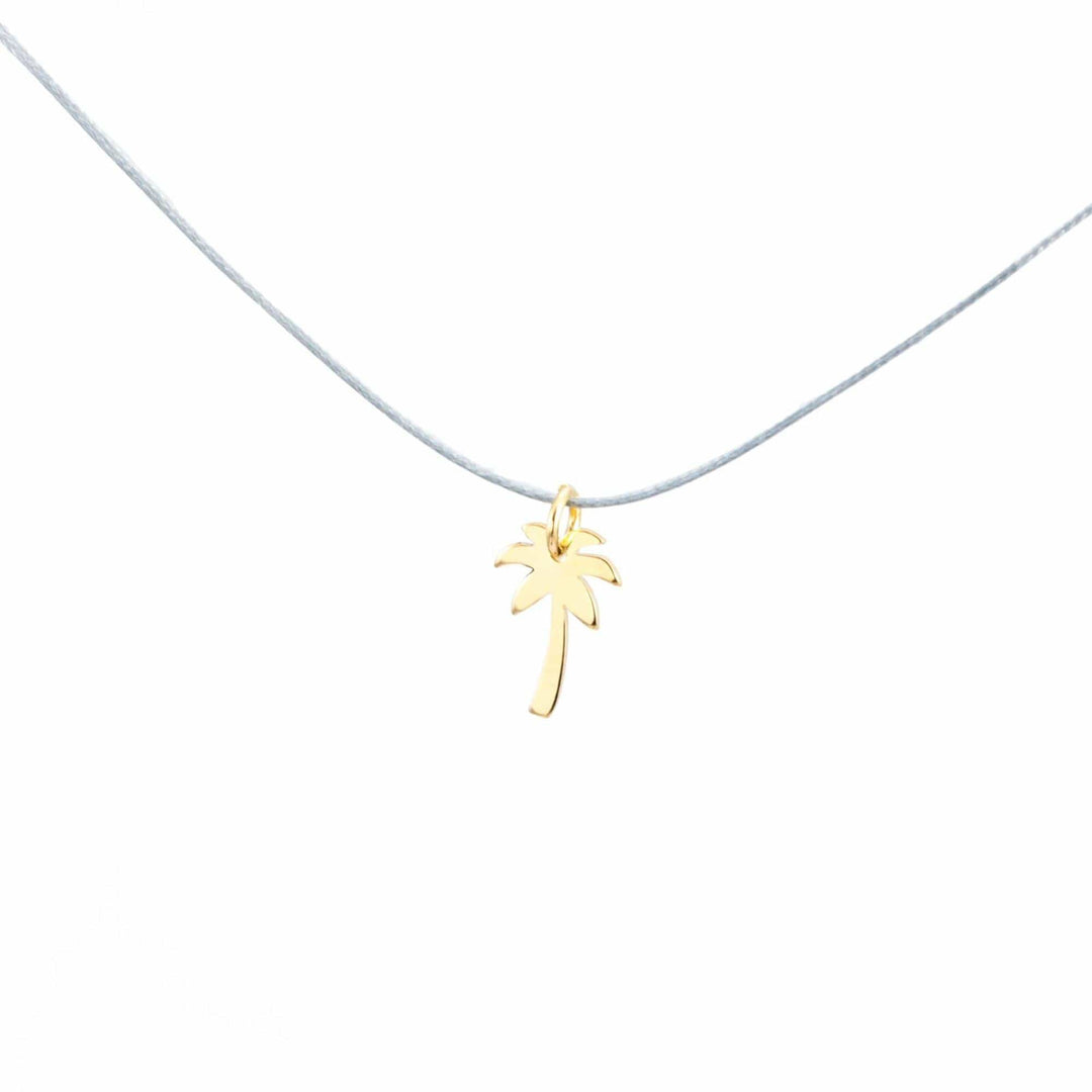 Die Silver+Surf Silber Schmuck Palme vergoldet Halskette besteht aus einer zarten 925 Sterling Silber Kette mit einem kleinen vergoldeten Palmenanhänger, der auf einem schlichten weißen Hintergrund präsentiert wird.