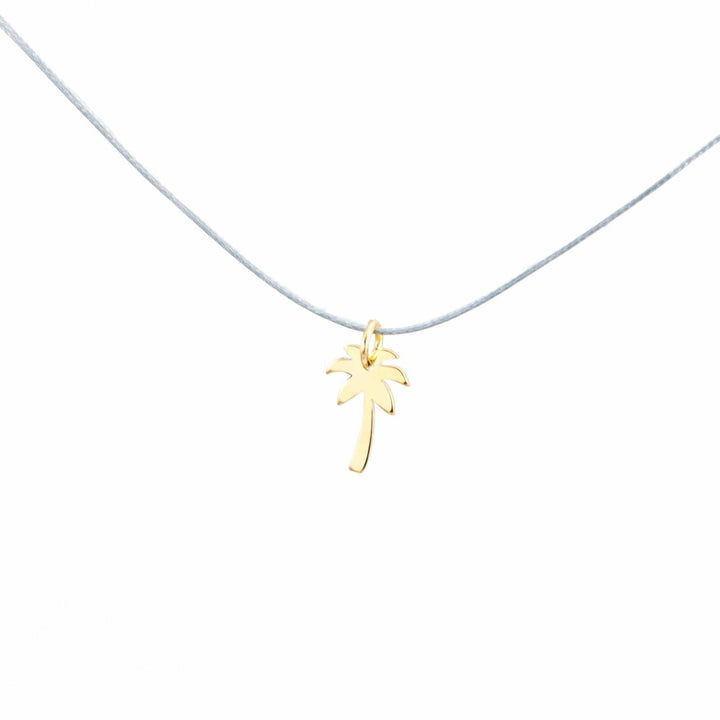Die Silver+Surf Silber Schmuck Palme vergoldet Halskette besteht aus einer zarten 925 Sterling Silber Kette mit einem kleinen vergoldeten Palmenanhänger, der auf einem schlichten weißen Hintergrund präsentiert wird.