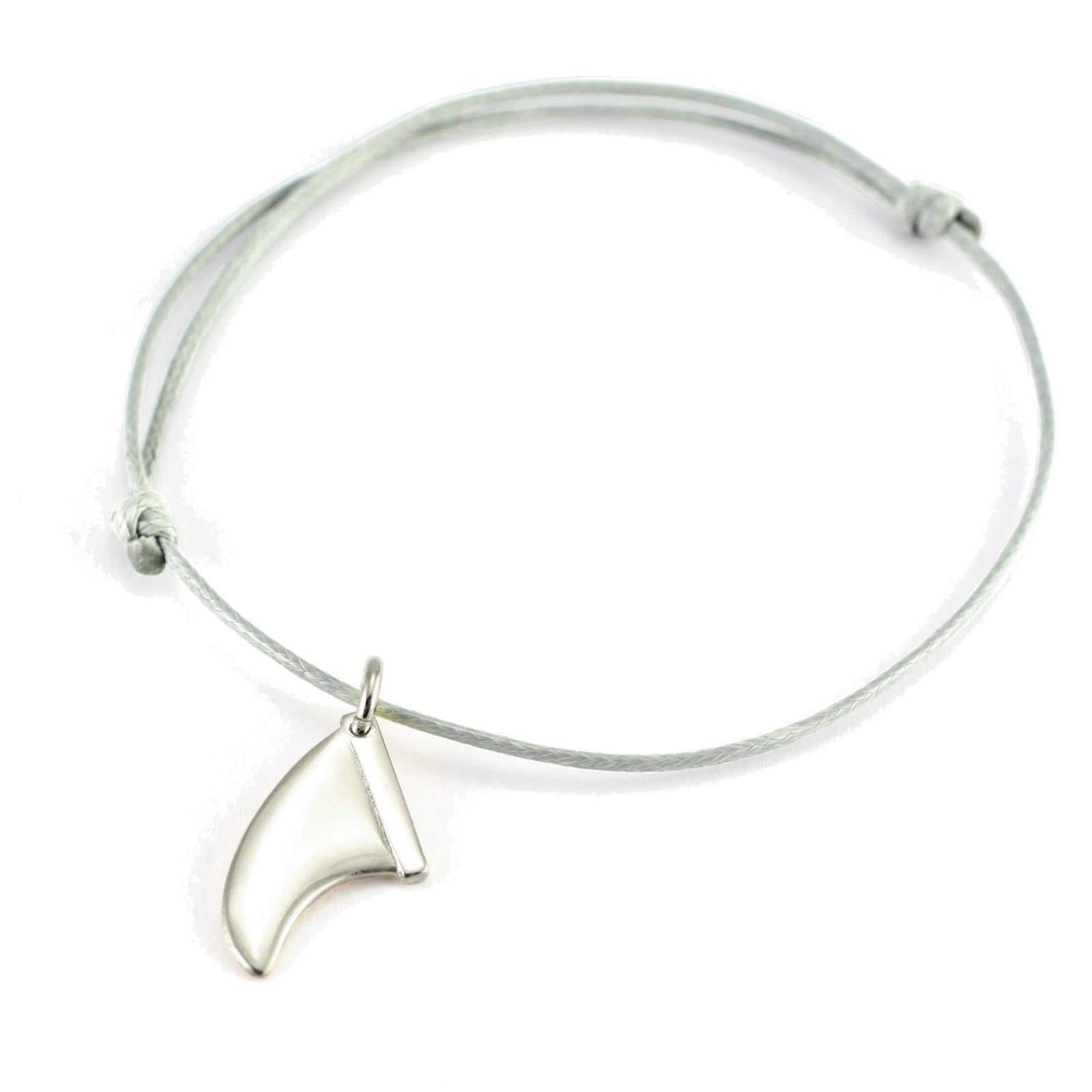 Ein minimalistisches Armband mit einer dünnen hellgrauen Kordel und verstellbarem Knoten, mit einem kleinen Silber+Surf Silber Schmuck Surfboard Finne Anhänger aus 925 Sterling Silber.