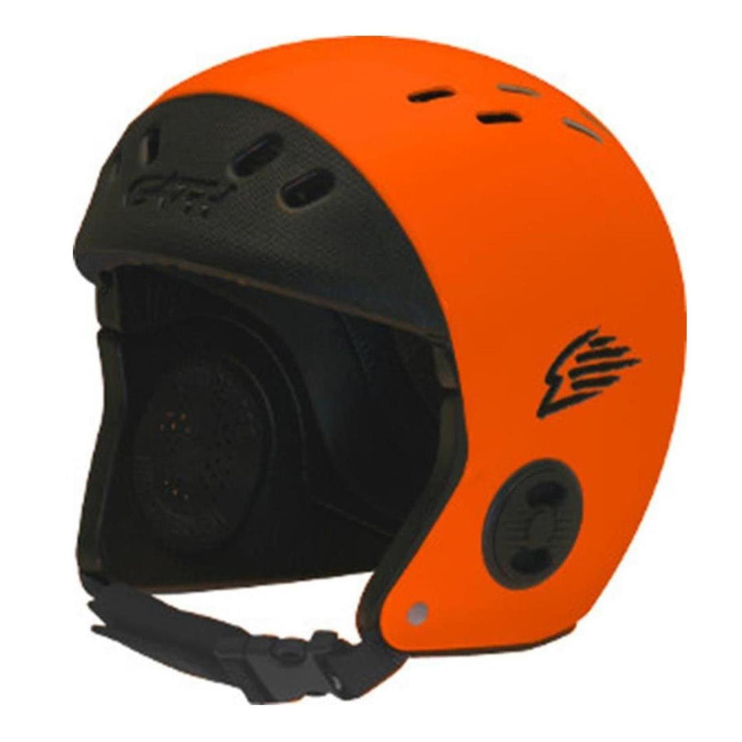 Der Gath Wassersport Helm Standard Hat EVA in Orange und Schwarz verfügt über Belüftungslöcher, einen Kinnriemen, ein seitliches rundes Logo und eine gepolsterte Innenseite für Komfort und zuverlässigen Kopfschutz beim Wassersport.