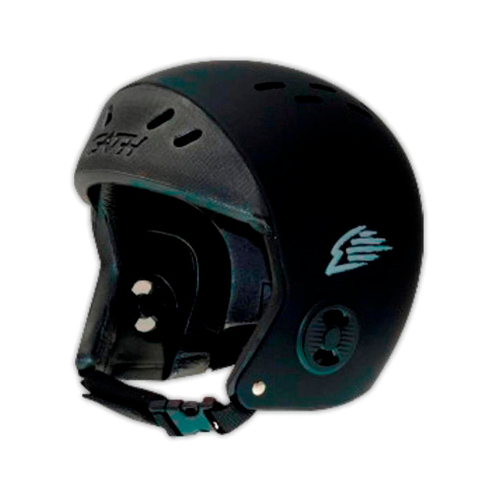 Der Gath Wassersport Helm Standard Hat EVA von Gath ist ein schwarzer, offener Helm mit Kinnriemen, Belüftungslöchern und geflügeltem Logo - ideal für den Kopfschutz beim Wassersport und auf weißem Hintergrund.