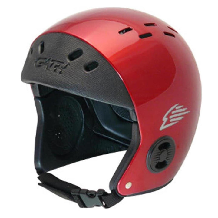 Ein leuchtend roter GATH Wassersport Helm Standard Hat EVA von Gath mit schwarzer Innenausstattung, Belüftungslöchern, Kinnriemen, verstellbarem Zifferblatt, kleiner Grafik und Markenname über der Stirn. Ideal als leichter Surfhelm und für Kopfschutz Wassersport.