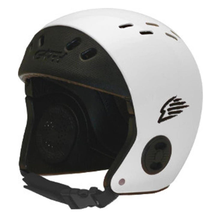 Der Gath Wassersport Helm Standard Hat EVA von Gath ist ein weißer Helm mit schwarzer Innenpolsterung, Belüftungslöchern auf der Oberseite, Ohrenschutz, schwarzem Kinnriemen, seitlichem Logo und einem Einstellrad für komfortablen Wassersport-Kopfschutz.