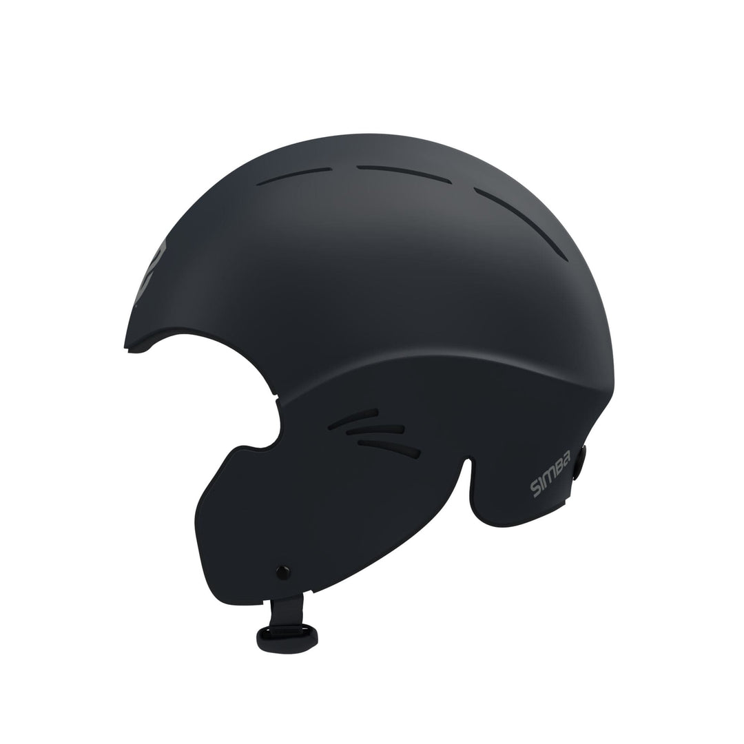 Der SIMBA Surf Wassersport Helm Sentinel von Simba Surf ist ein mattschwarzer Vollschalenhelm mit Belüftungsschlitzen oben und an den Seiten, verstellbarem Kinnriemen und "Simaa"-Aufdruck auf der Rückseite. Bietet optimalen Aufprallschutz im Wasser. Abgebildet auf weißem Hintergrund.