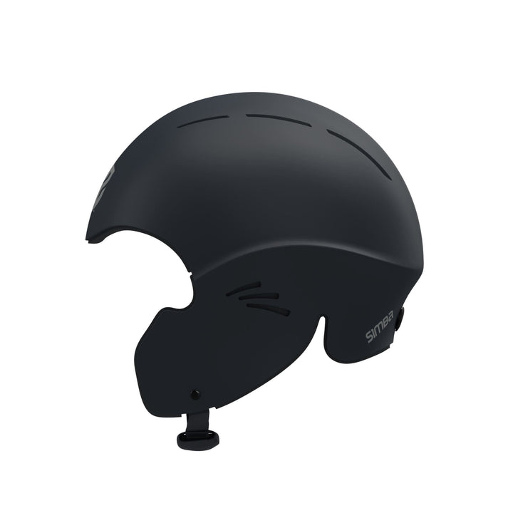 Der SIMBA Surf Wassersport Helm Sentinel von Simba Surf ist ein mattschwarzer Vollschalenhelm mit Belüftungsschlitzen oben und an den Seiten, verstellbarem Kinnriemen und "Simaa"-Aufdruck auf der Rückseite. Bietet optimalen Aufprallschutz im Wasser. Abgebildet auf weißem Hintergrund.