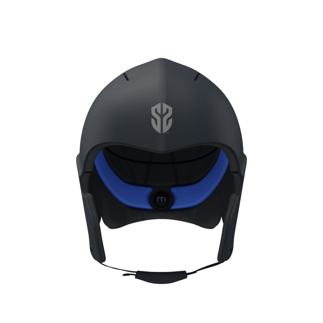 Frontansicht des SIMBA Surf Wassersport Helm Sentinel von Simba Surf in matt schwarz mit blauem Innenfutter, Visieröffnung, verstellbarem Kinnriemen und silbernem Stirnlogo. Dieser Helm bietet top Aufprallschutz und wird vor einem weißen Hintergrund gezeigt.
