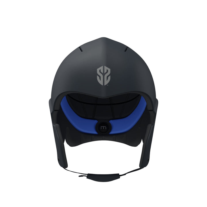 Frontansicht des SIMBA Surf Wassersport Helm Sentinel von Simba Surf in matt schwarz mit blauem Innenfutter, Visieröffnung, verstellbarem Kinnriemen und silbernem Stirnlogo. Dieser Helm bietet top Aufprallschutz und wird vor einem weißen Hintergrund gezeigt.