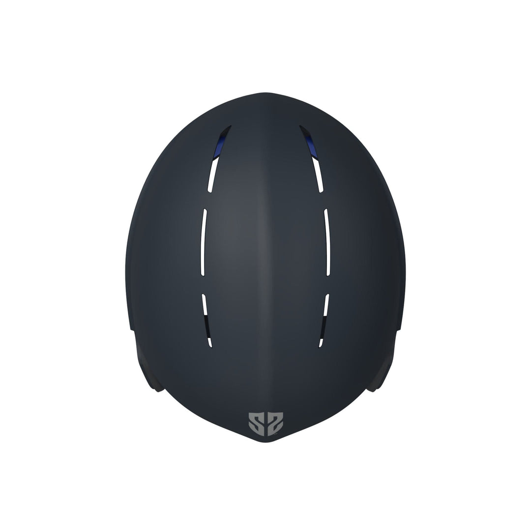 Der mattschwarze SIMBA Surf Wassersport Helm Sentinel von Simba Surf zeigt sich von vorne mit vertikalen und horizontalen Belüftungsöffnungen und einem kleinen weißen Logo in der unteren Mitte vor einem schlichten weißen Hintergrund für klare Sicht.