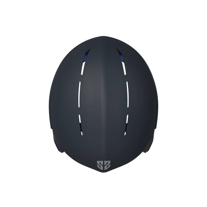 Der mattschwarze SIMBA Surf Wassersport Helm Sentinel von Simba Surf zeigt sich von vorne mit vertikalen und horizontalen Belüftungsöffnungen und einem kleinen weißen Logo in der unteren Mitte vor einem schlichten weißen Hintergrund für klare Sicht.