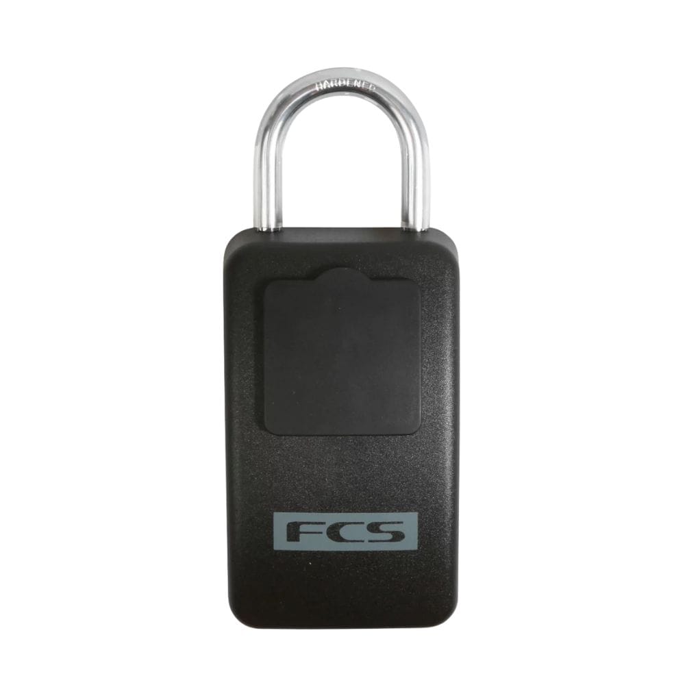 Das FCS - Keylock Groß/Large ist ein schwarzes Zahlenschloss mit Metallbügel und rechteckiger Nummernblockabdeckung, ideal zur sicheren Aufbewahrung Ihrer Autoschlüssel. Mit dem FCS-Logo auf der Vorderseite - perfekt für einen Schlüsselsafe Surfer.
