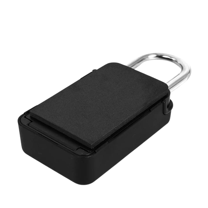 Das FCS - Keylock Groß/Large von FCS ist ein schwarzes, rechteckiges Vorhängeschloss mit silbernem Metallbügel, flacher Vorderseite und robustem Design, ideal für die sichere Aufbewahrung von Autoschlüsseln. Abgebildet auf einem weißen Hintergrund.