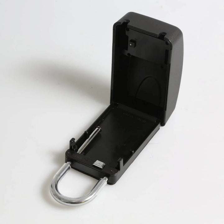 Ein schwarzes FCS - Keylock Groß/Large von FCS wird mit geöffnetem Klappdeckel gezeigt, der ein leeres Fach offenbart. Der Metallbügel ist an der Unterseite sichtbar, was es perfekt für die sichere Aufbewahrung von Autoschlüsseln macht. Einfacher weißer Hintergrund.