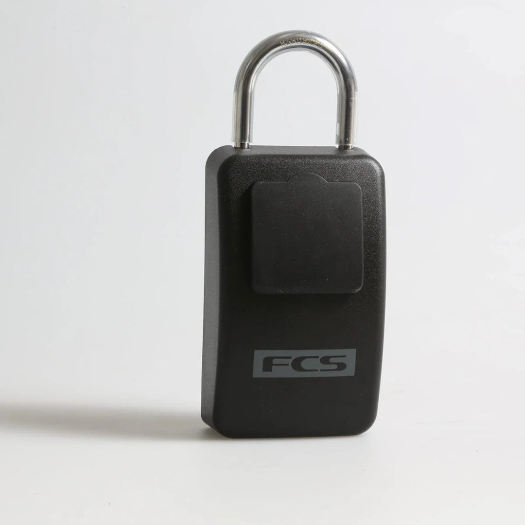 Das FCS - Keylock Groß/Large, ein schwarzes Schließfach mit silbernem Bügel von FCS, entworfen um Autoschlüssel sicher aufzubewahren, steht aufrecht vor einem schlichten weißen Hintergrund.