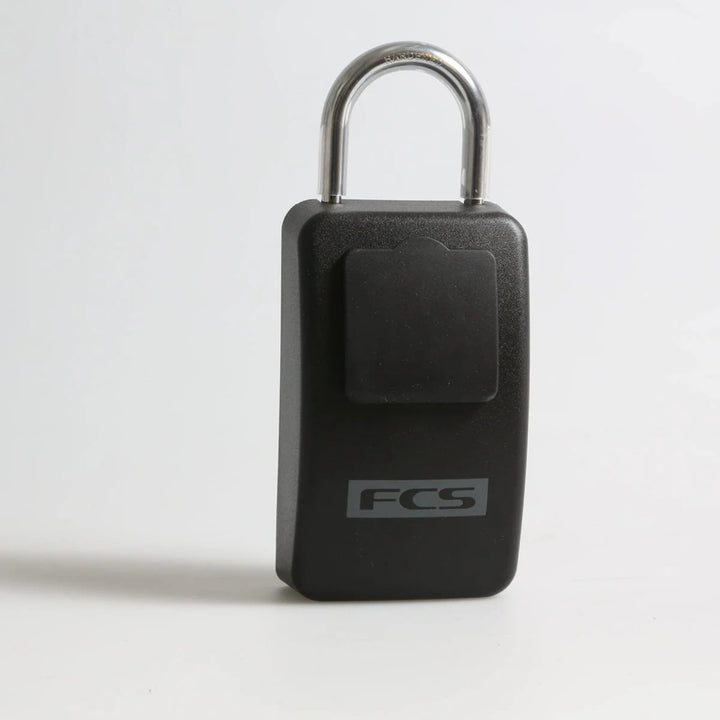 Das FCS - Keylock Groß/Large, ein schwarzes Schließfach mit silbernem Bügel von FCS, entworfen um Autoschlüssel sicher aufzubewahren, steht aufrecht vor einem schlichten weißen Hintergrund.