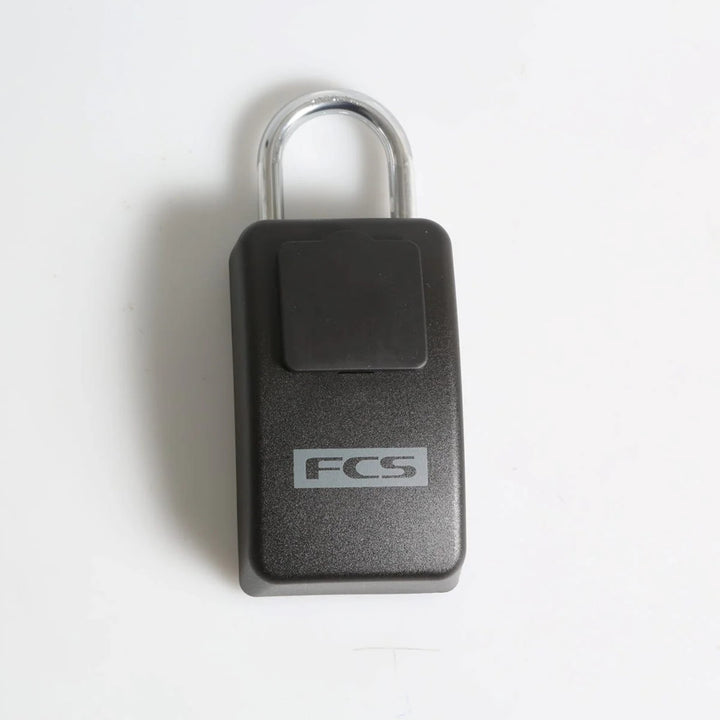 Das FCS - Keylock Groß/Large ist ein schwarzes Schließfach mit silbernem Bügel und rechteckigem Korpus zur sicheren Aufbewahrung von Schlüsseln. Es ist mit dem FCS-Logo und einer quadratischen Klappe darüber versehen, die auf einem schlichten weißen Hintergrund dargestellt ist.