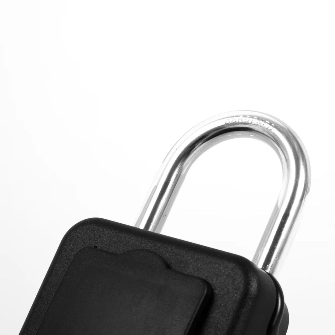 Eine Nahaufnahme des FCS - Keylock Groß/Large Vorhängeschlosses von FCS mit silbernem Metallgehäuse und schwarzer Kunststoffabdeckung vor einem schlichten weißen Hintergrund - perfekt für die sichere Aufbewahrung von Autoschlüsseln.