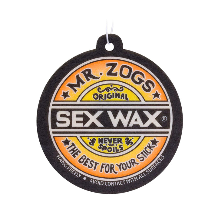 Der SEX WAX Lufterfrischer Lufterfrischer von SEX WAX hat ein rundes Design mit schwarzem Rand, orangefarbenem Farbverlauf in der Mitte, "Mr. Zogs Original Sex Wax"-Etikett, Slogans "Never Spoils" und "The Best For Your Stick", und eine weiße Schnur zum Aufhängen.