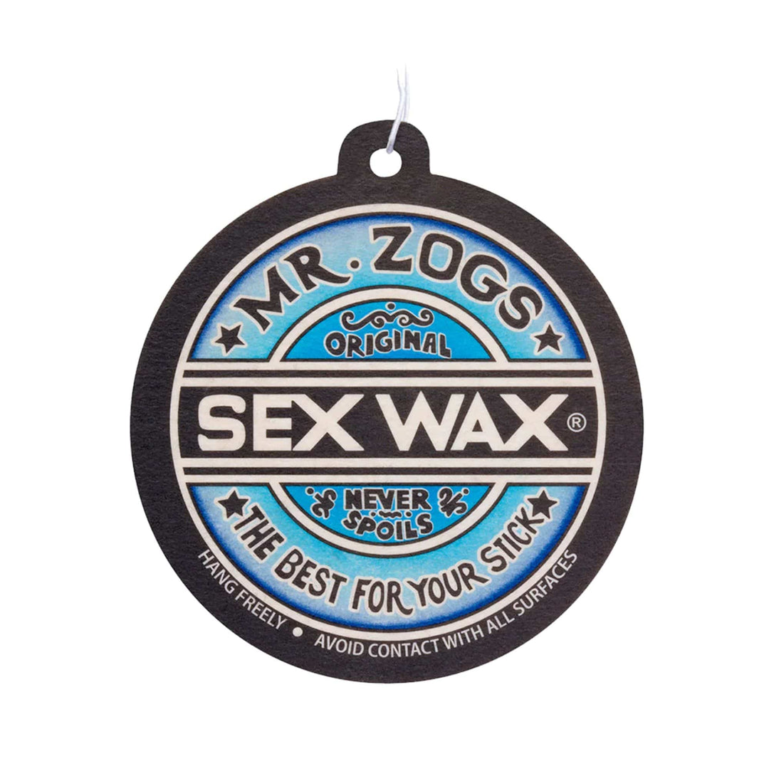 Ein runder SEX WAX Lufterfrischer Lufterfrischer von SEX WAX, mit Mr. Zogs Original Etikett in blau, weiß und schwarz mit "Never Spoils" und "The Best For Your Stick". Inklusive einer Kordel zum Aufhängen in deinem Auto.