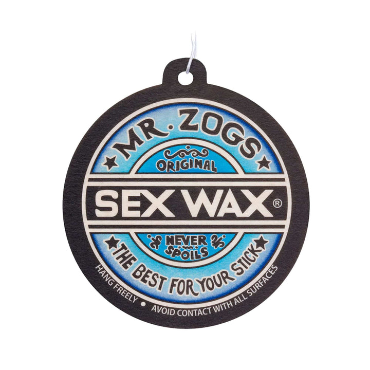 Ein runder SEX WAX Lufterfrischer Lufterfrischer von SEX WAX, mit Mr. Zogs Original Etikett in blau, weiß und schwarz mit "Never Spoils" und "The Best For Your Stick". Inklusive einer Kordel zum Aufhängen in deinem Auto.